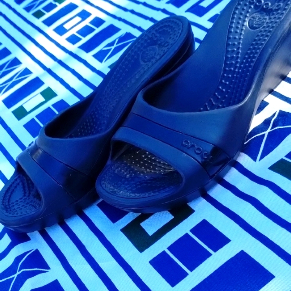 wedged crocs